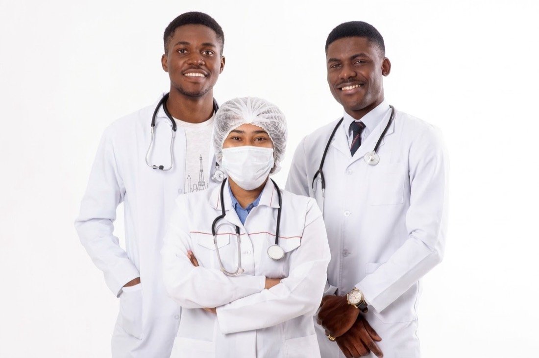 Trois jeunes médecins en blouse blanche avec leur stéthoscope
