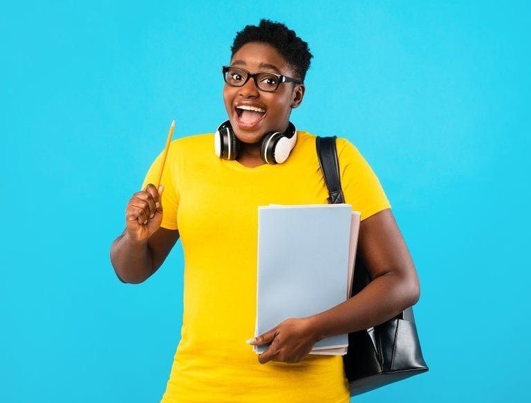 Étudiante souriante qui tient ses cours