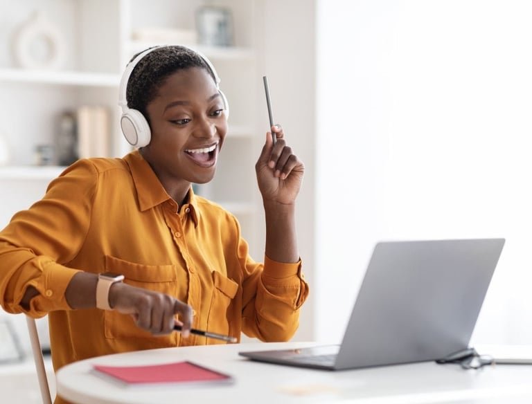 Étudiante qui révise sur son ordinateur avec un casque